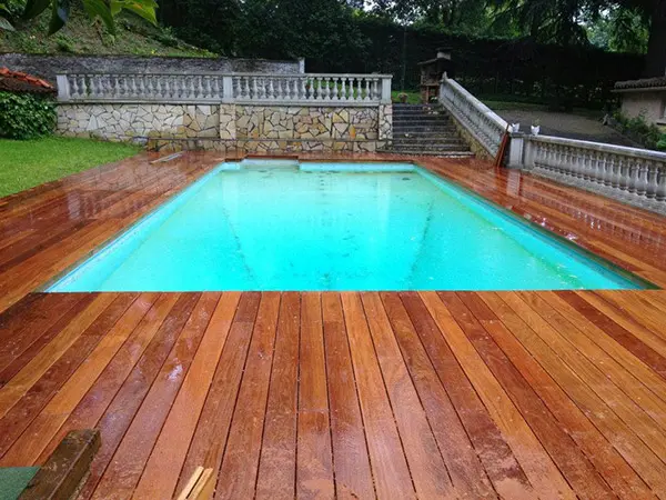 Construction d&rsquo;une terrasse en bois autour d&rsquo;une piscine